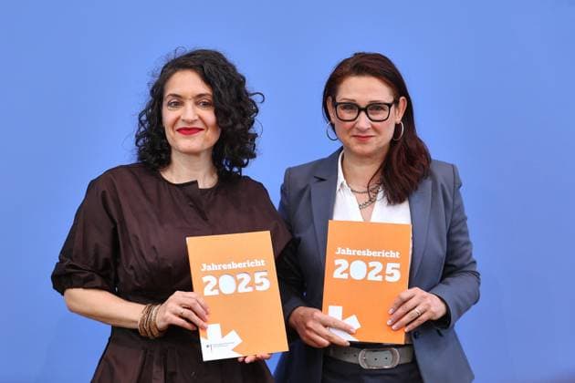 Berlin, Deutschland, 02.06.2026: Bundespressekonferenz: Jahresbericht 2025 der Antidiskriminierungsstelle des Bundes: Eva Andrades, Geschäftsführerin des Antidiskriminierungsverbandes Deutschland (advd) und Ferda Ataman, Unabhängige Bundesbeauftragte für Antidiskriminierung *** Berlin, Germany, 02 06 2026 Federal Press Conference Annual Report 2025 of the Federal Anti-Discrimination Agency Eva Andrades, Managing Director of the German Anti-Discrimination Association advd and Ferda Ataman, Independent Federal Commissioner for Anti-Discrimination Copyright: xdtsxNachrichtenagenturx dts_121672