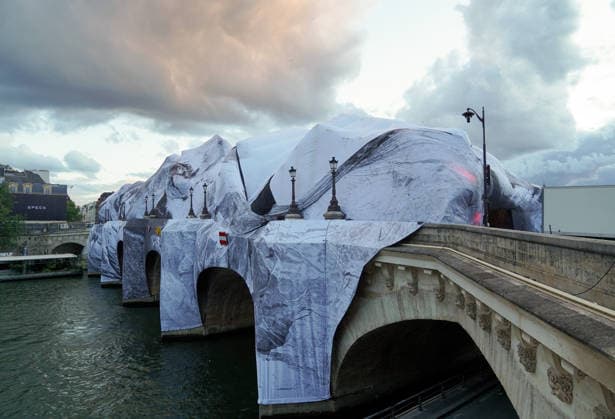 JRs installation on the Pont Neuf has been damaged by bad weather, and the opening of the artwork has been postponed As a strong gust of wind hit the capital early this afternoon, part of the canvas making up JRs monumental work on Paris Is oldest bridge has been damaged, although the reasons for this are not yet known The opening of the artwork to the public, scheduled for Saturday, has been postponed to a later date Paris, June 2, 2026 Anne Sophie Guebey Bestimage JRs installation on the Pont Neuf has been damaged by bad weather, and the opening of the artwork has been postponed As a strong gust of wind hit the capital in the early afternoon, part of the canvas forming JRs monumental artwork on Pariss oldest bridge 1st arrondissement was  Copyright: xAnne-SophiexGuebeyx xBestimagexAnne-SophiexGuebeyx xBestimagex