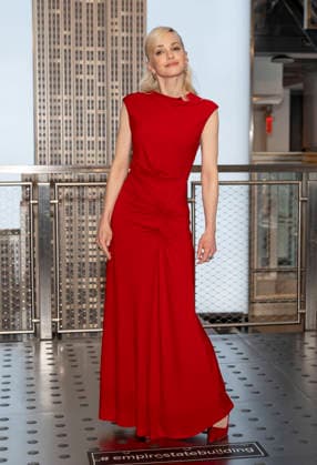 June 2, 2026, New York, Ny, United States: Anna Faris visits the Empire State Building to Celebrate the Release of Scary Movie Held at Empires State Building in New York. Zuma Press June 2, 2026. New York United States  - ZUMAp281 20260602_zea_p281_020 Copyright: xPhotoxImagexPressx