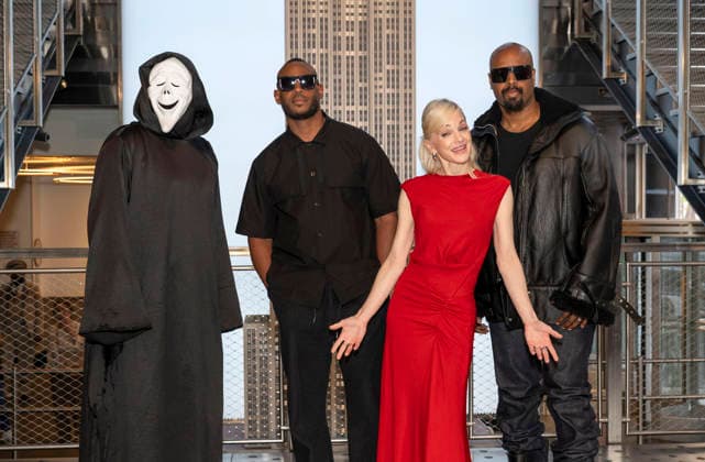 June 2, 2026, New York, Ny, United States: Ghostface, Marlon Wayans, Anna Faris and Shawn Wayans visit the Empire State Building to Celebrate the Release of Scary Movie Held at Empires State Building in New York. Zuma Press June 2, 2026. New York United States  - ZUMAp281 20260602_zea_p281_028 Copyright: xPhotoxImagexPressx