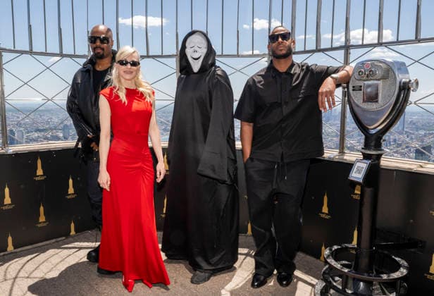 June 2, 2026, New York, Ny, United States: Shawn Wayans, Anna Faris, Ghostface and Marlon Wayans visit the Empire State Building to Celebrate the Release of Scary Movie Held at Empires State Building in New York. Zuma Press June 2, 2026. New York United States  - ZUMAp281 20260602_zea_p281_042 Copyright: xPhotoxImagexPressx