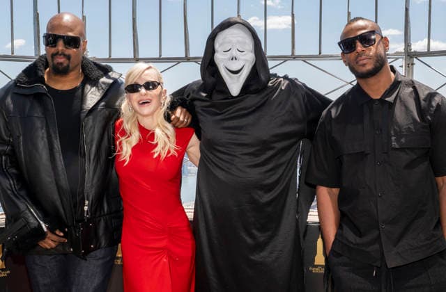 June 2, 2026, New York, Ny, United States: Shawn Wayans, Anna Faris, Ghostface and Marlon Wayans visit the Empire State Building to Celebrate the Release of Scary Movie Held at Empires State Building in New York. Zuma Press June 2, 2026. New York United States - ZUMAp281 20260602_zea_p281_049 Copyright: xPhotoxImagexPressx