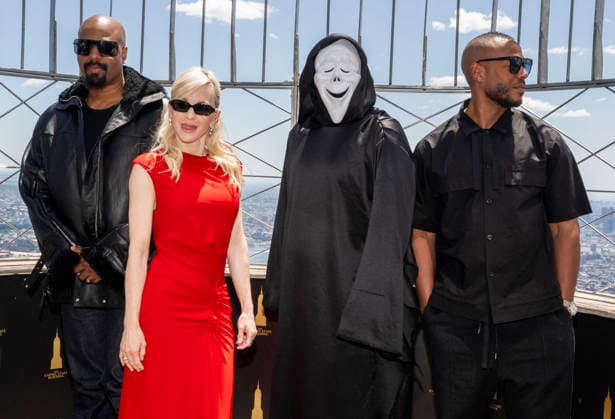 June 2, 2026, New York, Ny, United States: Shawn Wayans, Anna Faris, Ghostface and Marlon Wayans visit the Empire State Building to Celebrate the Release of Scary Movie Held at Empires State Building in New York. Zuma Press June 2, 2026. New York United States - ZUMAp281 20260602_zea_p281_036 Copyright: xPhotoxImagexPressx