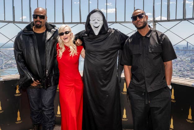 June 2, 2026, New York, Ny, United States: Shawn Wayans, Anna Faris, Ghostface and Marlon Wayans visit the Empire State Building to Celebrate the Release of Scary Movie Held at Empires State Building in New York. Zuma Press June 2, 2026. New York United States - ZUMAp281 20260602_zea_p281_045 Copyright: xPhotoxImagexPressx