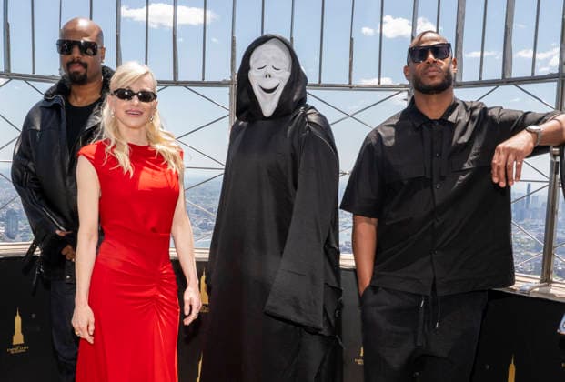 June 2, 2026, New York, Ny, United States: Shawn Wayans, Anna Faris, Ghostface and Marlon Wayans visit the Empire State Building to Celebrate the Release of Scary Movie Held at Empires State Building in New York. Zuma Press June 2, 2026. New York United States - ZUMAp281 20260602_zea_p281_032 Copyright: xPhotoxImagexPressx