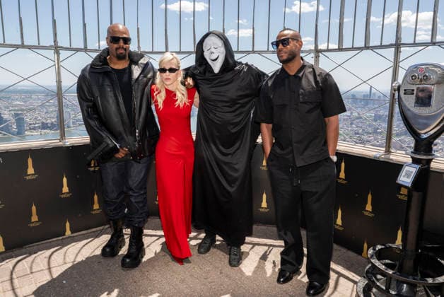 June 2, 2026, New York, Ny, United States: Shawn Wayans, Anna Faris, Ghostface and Marlon Wayans visit the Empire State Building to Celebrate the Release of Scary Movie Held at Empires State Building in New York. Zuma Press June 2, 2026. New York United States - ZUMAp281 20260602_zea_p281_035 Copyright: xPhotoxImagexPressx