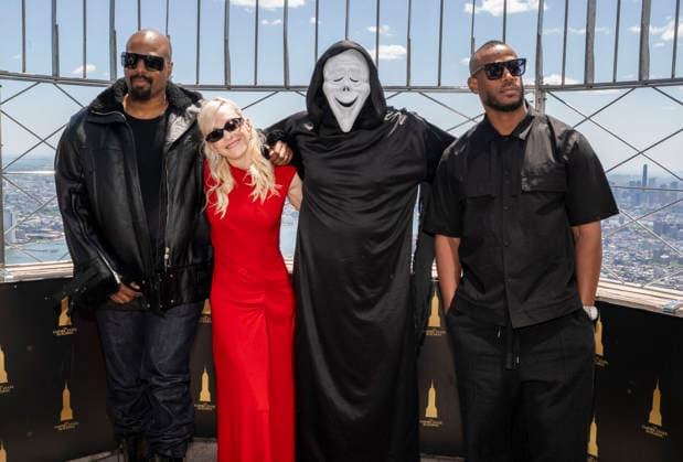 June 2, 2026, New York, Ny, United States: Shawn Wayans, Anna Faris, Ghostface and Marlon Wayans visit the Empire State Building to Celebrate the Release of Scary Movie Held at Empires State Building in New York. Zuma Press June 2, 2026. New York United States - ZUMAp281 20260602_zea_p281_038 Copyright: xPhotoxImagexPressx