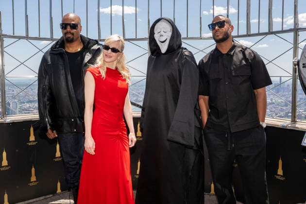 June 2, 2026, New York, Ny, United States: Shawn Wayans, Anna Faris, Ghostface and Marlon Wayans visit the Empire State Building to Celebrate the Release of Scary Movie Held at Empires State Building in New York. Zuma Press June 2, 2026. New York United States - ZUMAp281 20260602_zea_p281_026 Copyright: xPhotoxImagexPressx