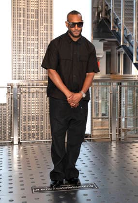 June 2, 2026, New York, Ny, United States: Marlon Wayans visits the Empire State Building to Celebrate the Release of Scary Movie Held at Empires State Building in New York. Zuma Press June 2, 2026. New York United States - ZUMAp281 20260602_zea_p281_030 Copyright: xPhotoxImagexPressx