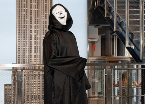 June 2, 2026, New York, Ny, United States: Ghostface visits the Empire State Building to Celebrate the Release of Scary Movie Held at Empires State Building in New York. Zuma Press June 2, 2026. New York United States - ZUMAp281 20260602_zea_p281_017 Copyright: xPhotoxImagexPressx