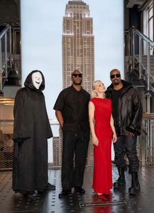 June 2, 2026, New York, Ny, United States: Ghostface, Marlon Wayans, Anna Faris and Shawn Wayans visit the Empire State Building to Celebrate the Release of Scary Movie Held at Empires State Building in New York. Zuma Press June 2, 2026. New York United States - ZUMAp281 20260602_zea_p281_023 Copyright: xPhotoxImagexPressx