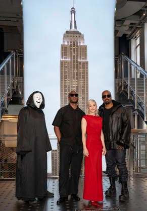 June 2, 2026, New York, Ny, United States: Ghostface, Marlon Wayans, Anna Faris and Shawn Wayans visit the Empire State Building to Celebrate the Release of Scary Movie Held at Empires State Building in New York. Zuma Press June 2, 2026. New York United States - ZUMAp281 20260602_zea_p281_010 Copyright: xPhotoxImagexPressx
