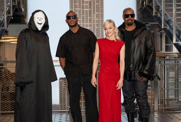 June 2, 2026, New York, Ny, United States: Ghostface, Marlon Wayans, Anna Faris and Shawn Wayans visit the Empire State Building to Celebrate the Release of Scary Movie Held at Empires State Building in New York. Zuma Press June 2, 2026. New York United States - ZUMAp281 20260602_zea_p281_005 Copyright: xPhotoxImagexPressx