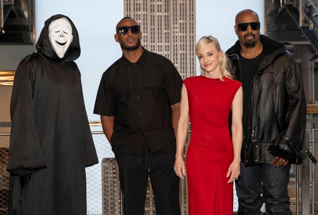 June 2, 2026, New York, Ny, United States: Ghostface, Marlon Wayans, Anna Faris and Shawn Wayans visit the Empire State Building to Celebrate the Release of Scary Movie Held at Empires State Building in New York. Zuma Press June 2, 2026. New York United States - ZUMAp281 20260602_zea_p281_011 Copyright: xPhotoxImagexPressx