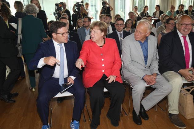 Carsten Schneider, Bundesminister für Umwelt, Klimaschutz, Naturschutz und nukleare Sicherheit, Angela Merkel (CDU), Bundeskanzlerin a. D., Jürgen Trittin (Bündnis 90 Die Grünen), Peter Altmaier (CDU) während des Festaktes Seit 40 Jahren NaturVerbunden zum 40. Jubiläum des Bundesumweltministeriums im CafÃ Moskau. Berlin, 02.06.2026 *** Carsten Schneider, Federal Minister for the Environment, Climate Protection, Nature Conservation and Nuclear Safety, Angela Merkel CDU , Federal Chancellor a D , Jürgen Trittin Bündnis 90 Die Grünen , Peter Altmaier CDU during the ceremony Seit 40 Jahren NaturVerbunden on the occasion of the 40th anniversary of the Federal Environment Ministry at CafÃ Moskau Berlin, 02 06 2026 Copyright: xAgenturxMatthiasxWehnertx xM.xGränzdörferx