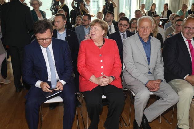 Carsten Schneider, Bundesminister für Umwelt, Klimaschutz, Naturschutz und nukleare Sicherheit, Angela Merkel (CDU), Bundeskanzlerin a. D., Jürgen Trittin (Bündnis 90 Die Grünen), Peter Altmaier (CDU) während des Festaktes Seit 40 Jahren NaturVerbunden zum 40. Jubiläum des Bundesumweltministeriums im CafÃ Moskau. Berlin, 02.06.2026 *** Carsten Schneider, Federal Minister for the Environment, Climate Protection, Nature Conservation and Nuclear Safety, Angela Merkel CDU , Federal Chancellor a D , Jürgen Trittin Bündnis 90 Die Grünen , Peter Altmaier CDU during the ceremony Seit 40 Jahren NaturVerbunden on the occasion of the 40th anniversary of the Federal Environment Ministry at CafÃ Moskau Berlin, 02 06 2026 Copyright: xAgenturxMatthiasxWehnertx xM.xGränzdörferx