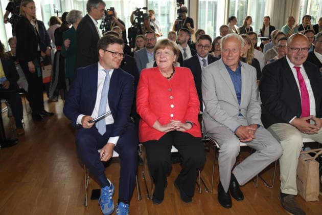 Carsten Schneider, Bundesminister für Umwelt, Klimaschutz, Naturschutz und nukleare Sicherheit, Angela Merkel (CDU), Bundeskanzlerin a. D., Jürgen Trittin (Bündnis 90 Die Grünen), Peter Altmaier (CDU) während des Festaktes Seit 40 Jahren NaturVerbunden zum 40. Jubiläum des Bundesumweltministeriums im CafÃ Moskau. Berlin, 02.06.2026 *** Carsten Schneider, Federal Minister for the Environment, Climate Protection, Nature Conservation and Nuclear Safety, Angela Merkel CDU , Federal Chancellor a D , Jürgen Trittin Bündnis 90 Die Grünen , Peter Altmaier CDU during the ceremony Seit 40 Jahren NaturVerbunden on the occasion of the 40th anniversary of the Federal Environment Ministry at CafÃ Moskau Berlin, 02 06 2026 Copyright: xAgenturxMatthiasxWehnertx xM.xGränzdörferx