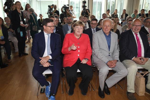 Carsten Schneider, Bundesminister für Umwelt, Klimaschutz, Naturschutz und nukleare Sicherheit, Angela Merkel (CDU), Bundeskanzlerin a. D., Jürgen Trittin (Bündnis 90 Die Grünen), Peter Altmaier (CDU) während des Festaktes Seit 40 Jahren NaturVerbunden zum 40. Jubiläum des Bundesumweltministeriums im CafÃ Moskau. Berlin, 02.06.2026 *** Carsten Schneider, Federal Minister for the Environment, Climate Protection, Nature Conservation and Nuclear Safety, Angela Merkel CDU , Federal Chancellor a D , Jürgen Trittin Bündnis 90 Die Grünen , Peter Altmaier CDU during the ceremony Seit 40 Jahren NaturVerbunden on the occasion of the 40th anniversary of the Federal Environment Ministry at CafÃ Moskau Berlin, 02 06 2026 Copyright: xAgenturxMatthiasxWehnertx xM.xGränzdörferx