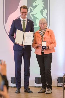 Hendrik Wüst und Carolina Brauckmann bei der Verleihung des Staatspreises des Landes Nordrhein-Westfalen in der Staatskanzlei. Düsseldorf, 02.06.2026 *** Hendrik Wüst and Carolina Brauckmann at the award ceremony for the State Prize of North Rhine-Westphalia at the State Chancellery in Düsseldorf, 02 06 2026 Foto:xW.xRanderathx xFuturexImagex verdienstorden_6611