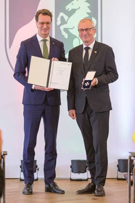 Hendrik Wüst und Volker Beck bei der Verleihung des Staatspreises des Landes Nordrhein-Westfalen in der Staatskanzlei. Düsseldorf, 02.06.2026 *** Hendrik Wüst and Volker Beck at the award ceremony for the State Prize of North Rhine-Westphalia in the State Chancellery in Düsseldorf, 02 06 2026 Foto:xW.xRanderathx xFuturexImagex verdienstorden_6610