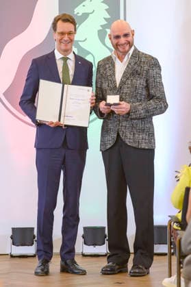 Hendrik Wüst und Ralph Morgenstern bei der Verleihung des Staatspreises des Landes Nordrhein-Westfalen in der Staatskanzlei. Düsseldorf, 02.06.2026 *** Hendrik Wüst and Ralph Morgenstern at the award ceremony for the State Prize of North Rhine-Westphalia at the State Chancellery in Düsseldorf, 02 06 2026 Foto:xW.xRanderathx xFuturexImagex verdienstorden_6623
