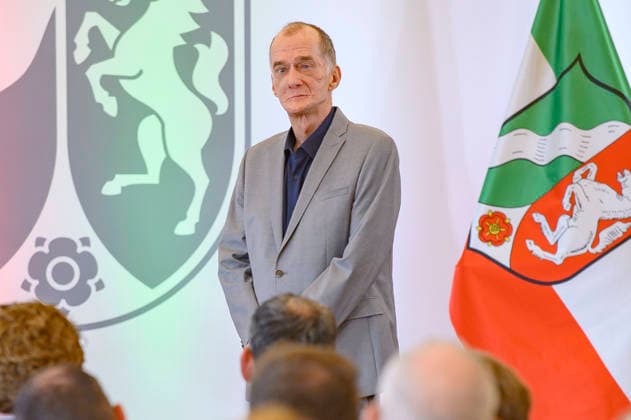 Georg Uecker bei der Verleihung des Staatspreises des Landes Nordrhein-Westfalen in der Staatskanzlei. Düsseldorf, 02.06.2026 *** Georg Uecker at the award ceremony for the State Prize of North Rhine-Westphalia at the State Chancellery in Düsseldorf, 02 06 2026 Foto:xW.xRanderathx xFuturexImagex verdienstorden_6633
