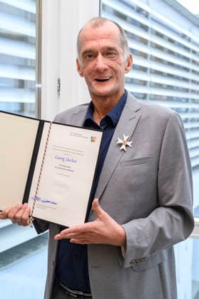 Georg Uecker bei der Verleihung des Staatspreises des Landes Nordrhein-Westfalen in der Staatskanzlei. Düsseldorf, 02.06.2026 *** Georg Uecker at the award ceremony for the State Prize of North Rhine-Westphalia at the State Chancellery in Düsseldorf, 02 06 2026 Foto:xW.xRanderathx xFuturexImagex verdienstorden_6649