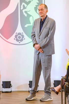Georg Uecker bei der Verleihung des Staatspreises des Landes Nordrhein-Westfalen in der Staatskanzlei. Düsseldorf, 02.06.2026 *** Georg Uecker at the award ceremony for the State Prize of North Rhine-Westphalia at the State Chancellery in Düsseldorf, 02 06 2026 Foto:xW.xRanderathx xFuturexImagex verdienstorden_6631
