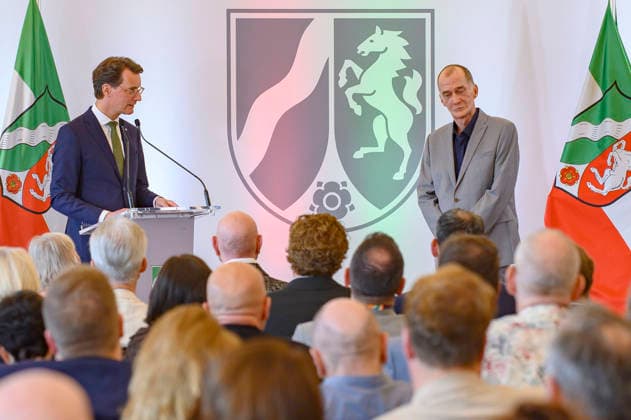 Hendrik Wüst und Georg Uecker bei der Verleihung des Staatspreises des Landes Nordrhein-Westfalen in der Staatskanzlei. Düsseldorf, 02.06.2026 *** Hendrik Wüst and Georg Uecker at the award ceremony for the State Prize of North Rhine-Westphalia at the State Chancellery in Düsseldorf, 02 06 2026 Foto:xW.xRanderathx xFuturexImagex verdienstorden_6634