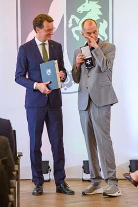 Hendrik Wüst und Georg Uecker bei der Verleihung des Staatspreises des Landes Nordrhein-Westfalen in der Staatskanzlei. Düsseldorf, 02.06.2026 *** Hendrik Wüst and Georg Uecker at the award ceremony for the State Prize of North Rhine-Westphalia at the State Chancellery in Düsseldorf, 02 06 2026 Foto:xW.xRanderathx xFuturexImagex verdienstorden_6636