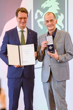 Hendrik Wüst und Georg Uecker bei der Verleihung des Staatspreises des Landes Nordrhein-Westfalen in der Staatskanzlei. Düsseldorf, 02.06.2026 *** Hendrik Wüst and Georg Uecker at the award ceremony for the State Prize of North Rhine-Westphalia at the State Chancellery in Düsseldorf, 02 06 2026 Foto:xW.xRanderathx xFuturexImagex verdienstorden_6637