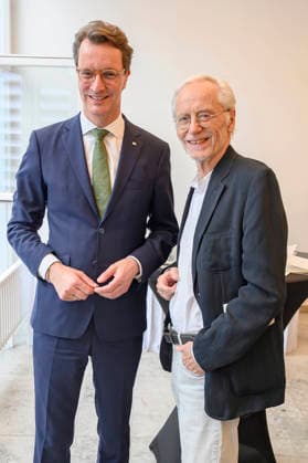 Hendrik Wüst und Joachim H. Luger bei der Verleihung des Staatspreises des Landes Nordrhein-Westfalen in der Staatskanzlei. Düsseldorf, 02.06.2026 *** Hendrik Wüst and Joachim H Luger at the award ceremony for the State Prize of North Rhine-Westphalia at the State Chancellery in Düsseldorf, 02 06 2026 Foto:xW.xRanderathx xFuturexImagex verdienstorden_6655