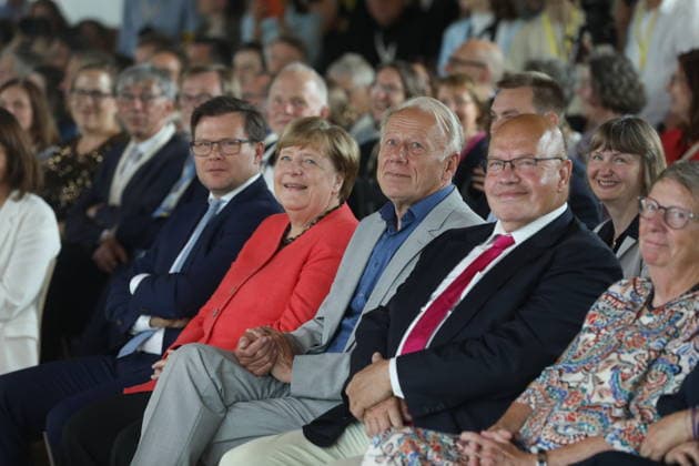 Carsten Schneider, Bundesminister für Umwelt, Klimaschutz, Naturschutz und nukleare Sicherheit, Angela Merkel (CDU), Bundeskanzlerin a. D., Jürgen Trittin (Bündnis 90 Die Grünen), Peter Altmaier (CDU), Barbara Hendricks (SPD), Svenja Schulze (SPD) während des Festaktes Seit 40 Jahren NaturVerbunden zum 40. Jubiläum des Bundesumweltministeriums im CafÃ Moskau. Berlin, 02.06.2026 *** Carsten Schneider, Federal Minister for the Environment, Climate Protection, Nature Conservation and Nuclear Safety, Angela Merkel CDU , Federal Chancellor a D , Jürgen Trittin Bündnis 90 Die Grünen , Peter Altmaier CDU , Barbara Hendricks SPD , Svenja Schulze SPD during the ceremony Seit 40 Jahren NaturVerbunden on the occasion of the 40th anni Copyright: xAgenturxMatthiasxWehnertx xM.xGränzdörferx