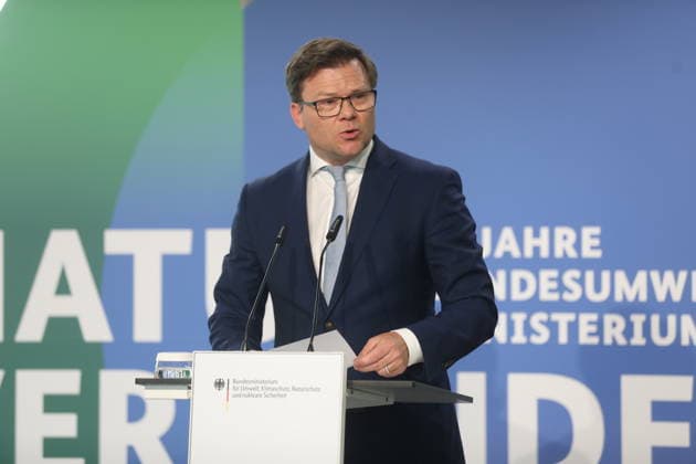 Carsten Schneider, Bundesminister für Umwelt, Klimaschutz, Naturschutz und nukleare Sicherheit während des Festaktes Seit 40 Jahren NaturVerbunden zum 40. Jubiläum des Bundesumweltministeriums im CafÃ Moskau. Berlin, 02.06.2026 *** Carsten Schneider, Federal Minister for the Environment, Climate Protection, Nature Conservation and Nuclear Safety, during the ceremony celebrating 40 years of NaturVerbunden on the occasion of the 40th anniversary of the Federal Environment Ministry at CafÃ Moskau Berlin, 02 06 2026 Copyright: xAgenturxMatthiasxWehnertx xM.xGränzdörferx