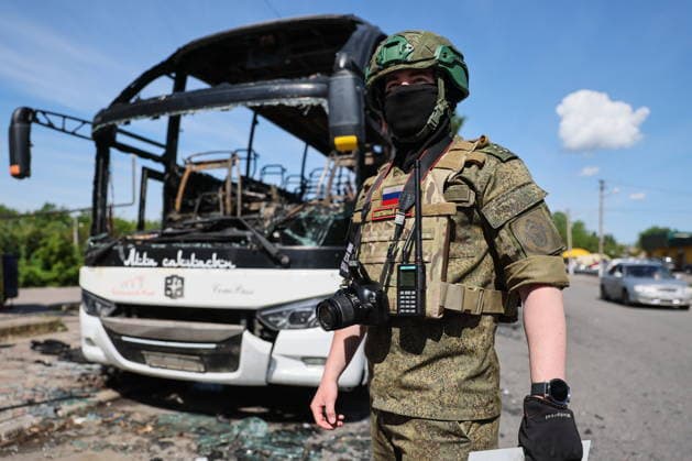 RUSSIA, DONETSK PEOPLE S REPUBLIC - JUNE 3, 2026: A Russian Investigative Committee officer at a Moscow-to-Simferopol intercity coach after It was hit by a Ukrainian combat drone in Yenakiyevo. According to early reports, seven civilians were killed and 11 more people sustained various injuries Russia  - ZUMAt113 20260603_zaa_t113_065 Copyright: xDmitryxYagodkinx