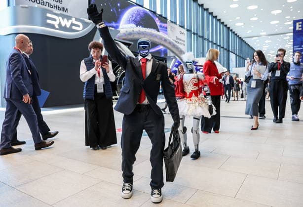 RUSSIA, ST PETERSBURG - JUNE 3, 2026: A humanoid robot at the 2026 St Petersburg International Economic Forum at the ExpoForum Convention and Exhibition Centre St Petersburg Russia  - ZUMAt113 20260603_zaa_t113_068 Copyright: xPeterxKovalevx
