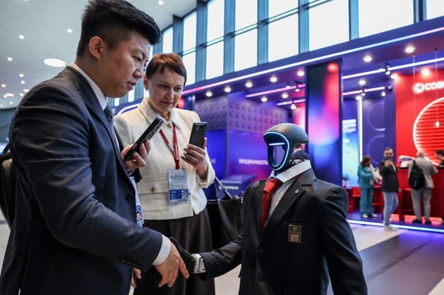 RUSSIA, ST PETERSBURG - JUNE 3, 2026: An attendee shakes hands with a humanoid robot at the 2026 St Petersburg International Economic Forum at the ExpoForum Convention and Exhibition Centre St Petersburg Russia  - ZUMAt113 20260603_zaa_t113_074 Copyright: xPeterxKovalevx