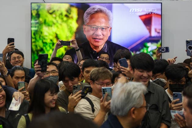 News Bilder des Tages NVIDIA s CEO Jensen Huang visits COMPUTEX TAIPEI 2026 TAIPEI, TAIWAN - JUNE 3: Jensen Huang, the CEO of American multinational tech giant NVIDIA, is surrounded by heaps of supporters and staff during his visit to the COMPUTEX TAIPEI trade show, in Taipei, Taiwan, on June 3, 2026. COMPUTEX TAIPEI is one of the world’s largest and most significant trade shows, featuring latest technologies, drones, data centres, Artificial Intelligence (AI) technologies, supercomputers, semiconductors products and other things from major international firms such as Nvidia, Intel, NXP and Foxconn. Daniel Ceng Anadolu Taipei Taiwan. Editorial use only. Please get in touch for any other usage.  Copyright: x2026xAnadoluxDanielxCengx