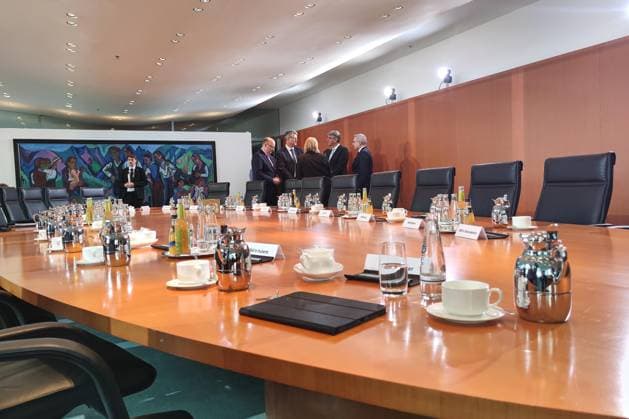 Berlin, Deutschland, 03.06.2026: Bundeskanzleramt: 47. Kabinettssitzung: Der leere Kabinettstisch vor Beginn der Sitzung, bereits im Raum anwesend unter anderem Bundesminister für Verkehr Patrick Schnieder (CDU), Bundesministerin für Arbeit und Soziales Bärbel Bas (SPD), Wolfram Weimer und Bundesminister für Digitales und Staatsmodernisierung Karsten Wildberger (CDU). *** Berlin, Germany, 03 06 2026 Federal Chancellery 47 Cabinet meeting The empty cabinet table before the start of the meeting, already present in the room, including Federal Minister of Transport Patrick Schnieder CDU , Federal Minister of Labour and Social Affairs Bärbel Bas SPD , Wolfram Weimer and Federal Minister of Digital and State Modernization Karsten Wildberger CDU Copyright: xdtsxNachrichtenagenturx dts_121772