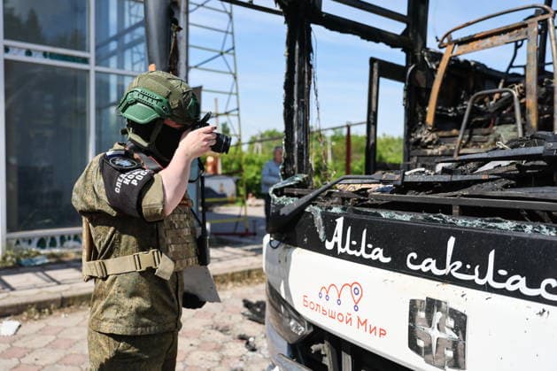 RUSSIA, DONETSK PEOPLE S REPUBLIC - JUNE 3, 2026: A Russian Investigative Committee officer at a Moscow-to-Simferopol intercity coach after It was hit by a Ukrainian combat drone in Yenakiyevo. According to early reports, seven civilians were killed and 11 more people sustained various injuries Russia  - ZUMAt113 20260603_zaa_t113_091 Copyright: xDmitryxYagodkinx