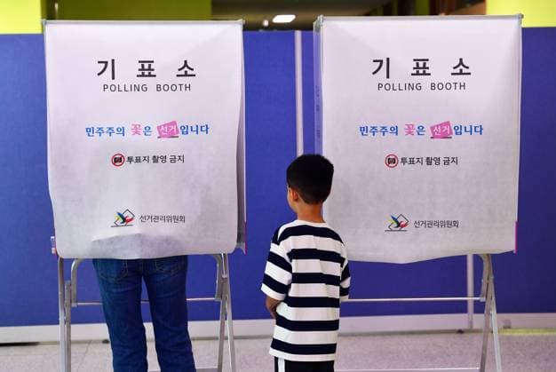South Korea holds nationwide local elections Voters cast their ballots at a polling station set up in a high school during South Korea s 9th Nationwide Local Elections and National Assembly by-elections in Seoul, South Korea, June 3, 2026. Voting got underway at more than 14,200 polling stations across the country. Seoul South Korea  Copyright: xMatrixxImagesx xKwakxKyung-keunx
