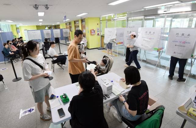 South Korea holds nationwide local elections Voters cast their ballots at a polling station set up in a high school during South Korea s 9th Nationwide Local Elections and National Assembly by-elections in Seoul, South Korea, June 3, 2026. Voting got underway at more than 14,200 polling stations across the country. Seoul South Korea  Copyright: xMatrixxImagesx xKwakxKyung-keunx