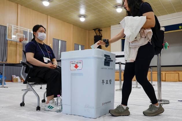 South Korea holds nationwide local elections South Korean voters cast their ballots in the 9th nationwide simultaneous local elections at a polling station in Seoul, South Korea, June 3, 2026. The elections, held every four years, saw more than 44.6 million eligible voters choose mayors, governors, local council members and education superintendents across the country. Seoul South Korea  Copyright: xMatrixxImagesx xJungxUi-Chelx
