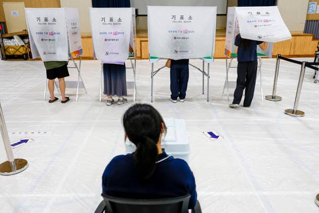South Korea holds nationwide local elections South Korean voters cast their ballots in the 9th nationwide simultaneous local elections at a polling station in Seoul, South Korea, June 3, 2026. The elections, held every four years, saw more than 44.6 million eligible voters choose mayors, governors, local council members and education superintendents across the country. Seoul South Korea  Copyright: xMatrixxImagesx xJungxUi-Chelx