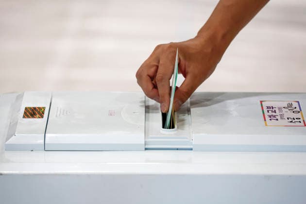 South Korea holds nationwide local elections South Korean voters cast their ballots in the 9th nationwide simultaneous local elections at a polling station in Seoul, South Korea, June 3, 2026. The elections, held every four years, saw more than 44.6 million eligible voters choose mayors, governors, local council members and education superintendents across the country. Seoul South Korea  Copyright: xMatrixxImagesx xJungxUi-Chelx
