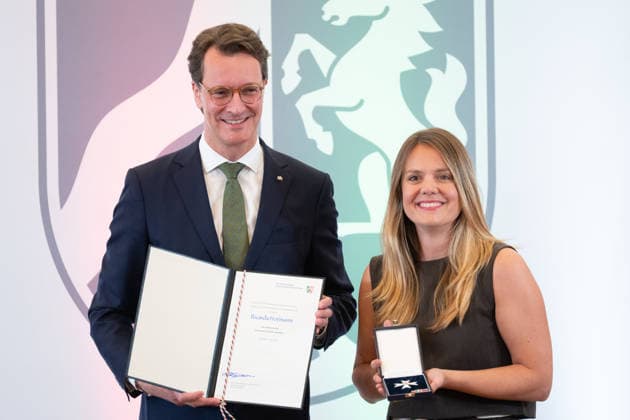 Hendrik WUEST, Wüst, CDU, Ministerpraesident des Landes Nordrhein-Westfalen, zeichnet Ricarda HOFMANN, Moderatorin, , mit dem Verdienstorden aus, Ministerpraesident Hendrik WUEST zeichnet Buergerinnen und Buerger aus Nordrhein-Westfalen fuer ihr aussergewoehnliches Engagement fuer die Gesellschaft mit dem Verdienstorden des Landes aus, Verleihung des Verdienstordens des Landes Nordrhein-Westfalen in Duesseldorf am 02.06.2026 *** Hendrik WUEST, Wüst, CDU, State Premier of North Rhine-Westphalia, honors Ricarda HOFMANN, moderator, with the Order of Merit, State Premier Hendrik WUEST honors citizens of North Rhine-Westphalia for their extraordinary commitment to society with the Order of Merit of the State, Award of the Order of Merit of t