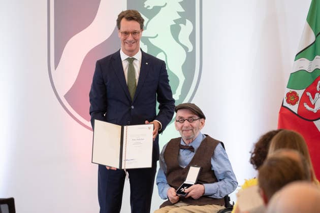 Hendrik WUEST, Wüst, CDU, Ministerpraesident des Landes Nordrhein-Westfalen, zeichnet Peter HOELSCHER, Hölscher, aus, Ministerpraesident Hendrik WUEST zeichnet Buergerinnen und Buerger aus Nordrhein-Westfalen fuer ihr aussergewoehnliches Engagement fuer die Gesellschaft mit dem Verdienstorden des Landes aus, Verleihung des Verdienstordens des Landes Nordrhein-Westfalen in Duesseldorf am 02.06.2026 *** Hendrik WUEST, Wüst, CDU, State Premier of North Rhine-Westphalia, honors Peter HOELSCHER, Hölscher, State Premier Hendrik WUEST honors citizens of North Rhine-Westphalia for their extraordinary commitment to society with the Order of Merit of the State of North Rhine-Westphalia, Award of the Order of Merit of the State of North Rhine-Wes