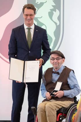Hendrik WUEST, Wüst, CDU, Ministerpraesident des Landes Nordrhein-Westfalen, zeichnet Peter HOELSCHER, Hölscher, aus, Ministerpraesident Hendrik WUEST zeichnet Buergerinnen und Buerger aus Nordrhein-Westfalen fuer ihr aussergewoehnliches Engagement fuer die Gesellschaft mit dem Verdienstorden des Landes aus, Verleihung des Verdienstordens des Landes Nordrhein-Westfalen in Duesseldorf am 02.06.2026 *** Hendrik WUEST, Wüst, CDU, State Premier of North Rhine-Westphalia, honors Peter HOELSCHER, Hölscher, State Premier Hendrik WUEST honors citizens of North Rhine-Westphalia for their extraordinary commitment to society with the Order of Merit of the State of North Rhine-Westphalia, Award of the Order of Merit of the State of North Rhine-Wes