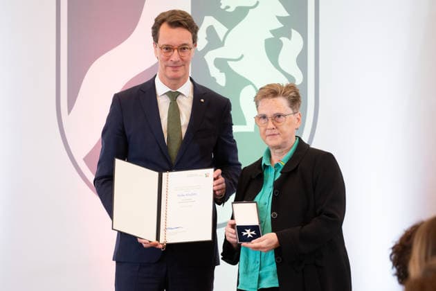 Hendrik WUEST, Wüst, CDU, Ministerpraesident des Landes Nordrhein-Westfalen, zeichnet Heike KIVELITZ aus, Ministerpraesident Hendrik WUEST zeichnet Buergerinnen und Buerger aus Nordrhein-Westfalen fuer ihr aussergewoehnliches Engagement fuer die Gesellschaft mit dem Verdienstorden des Landes aus, Verleihung des Verdienstordens des Landes Nordrhein-Westfalen in Duesseldorf am 02.06.2026 *** Hendrik WUEST, Wüst, CDU, State Premier of North Rhine-Westphalia, honors Heike KIVELITZ, State Premier Hendrik WUEST honors citizens of North Rhine-Westphalia for their extraordinary commitment to society with the Order of Merit of the State of North Rhine-Westphalia, Award of the Order of Merit of the State of North Rhine-Westphalia in Duesseldorf o