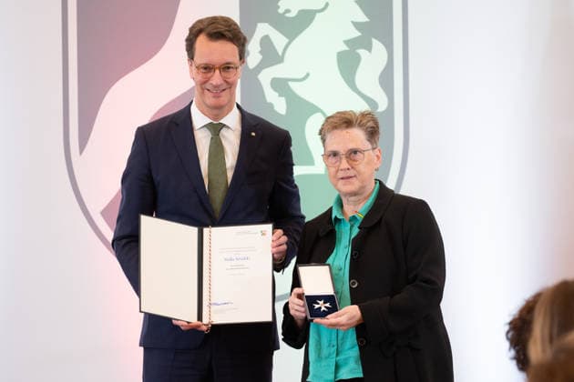Hendrik WUEST, Wüst, CDU, Ministerpraesident des Landes Nordrhein-Westfalen, zeichnet Heike KIVELITZ aus, Ministerpraesident Hendrik WUEST zeichnet Buergerinnen und Buerger aus Nordrhein-Westfalen fuer ihr aussergewoehnliches Engagement fuer die Gesellschaft mit dem Verdienstorden des Landes aus, Verleihung des Verdienstordens des Landes Nordrhein-Westfalen in Duesseldorf am 02.06.2026 *** Hendrik WUEST, Wüst, CDU, State Premier of North Rhine-Westphalia, honors Heike KIVELITZ, State Premier Hendrik WUEST honors citizens of North Rhine-Westphalia for their extraordinary commitment to society with the Order of Merit of the State of North Rhine-Westphalia, Award of the Order of Merit of the State of North Rhine-Westphalia in Duesseldorf o